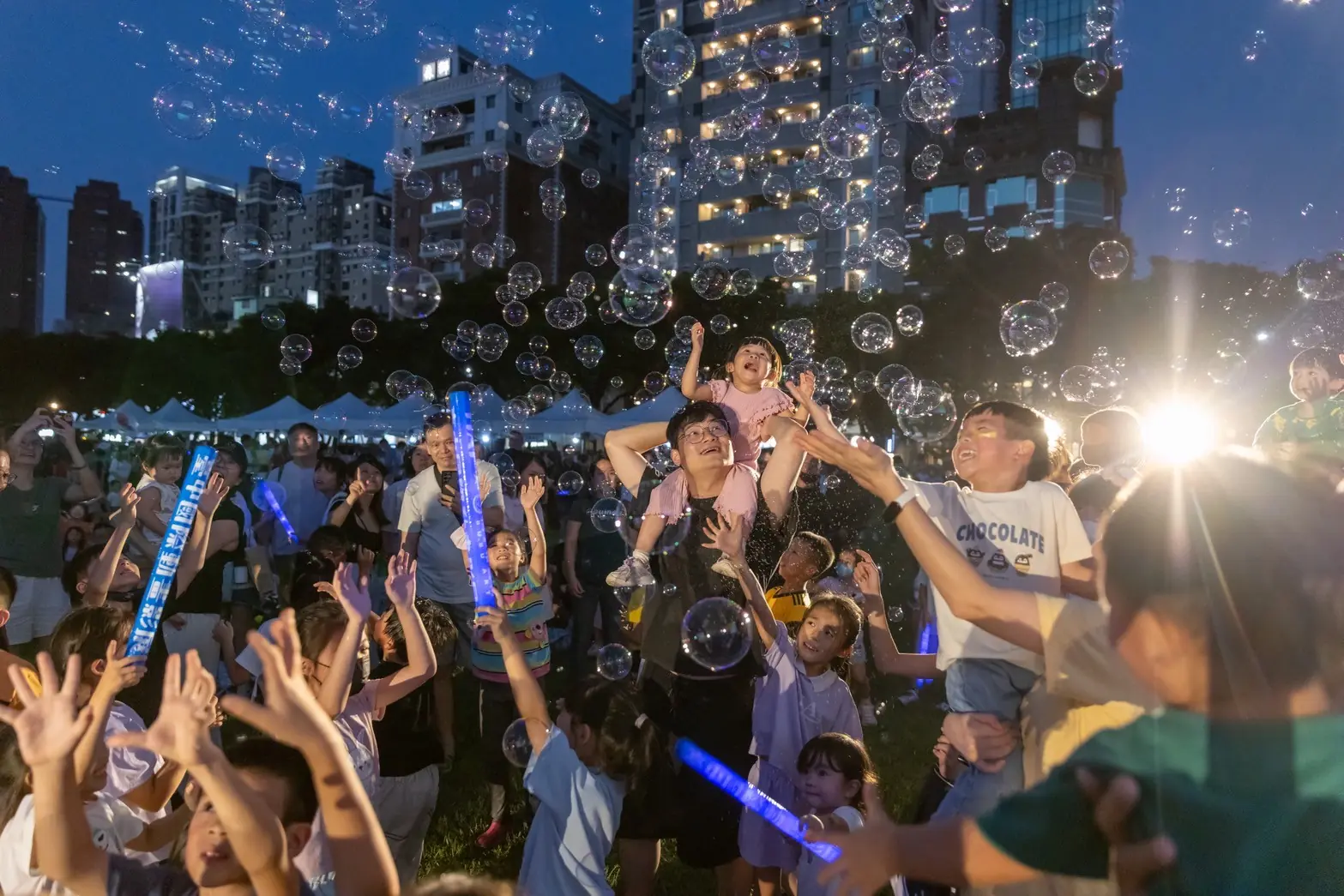 最Chill的星空電影院! 2025台中國際動畫影展戶外放映 千人嗨翻市民廣場 3 2025%E5%8F%B0%E4%B8%AD%E5%8B%95%E7%95%AB%E5%BD%B1%E5%B1%95%E6%88%B6%E5%A4%96%E6%94%BE%E6%98%A0%E4%BA%92%E5%8B%95%E6%B3%A1%E6%B3%A1%E7%A7%80 %E5%A4%A7%E5%B0%8F%E6%9C%8B%E5%8F%8B%E5%97%A8%E7%BF%BB%E5%A4%A9