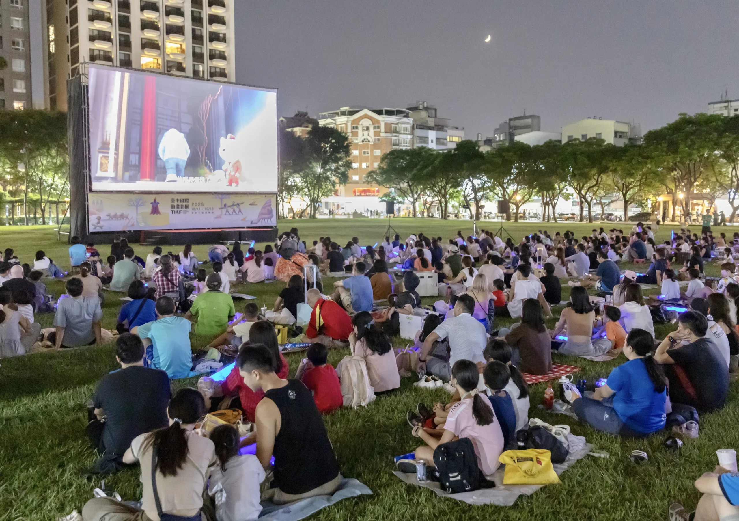 最Chill的星空電影院! 2025台中國際動畫影展戶外放映 千人嗨翻市民廣場 4 2025%E5%8F%B0%E4%B8%AD%E5%8B%95%E7%95%AB%E5%BD%B1%E5%B1%95%E6%98%9F%E7%A9%BA%E9%9B%BB%E5%BD%B1%E9%99%A2%E6%94%BE%E6%98%A0 %E6%AD%A1%E6%A8%82%E5%A5%BD%E8%81%B2%E9%9F%B3 scaled