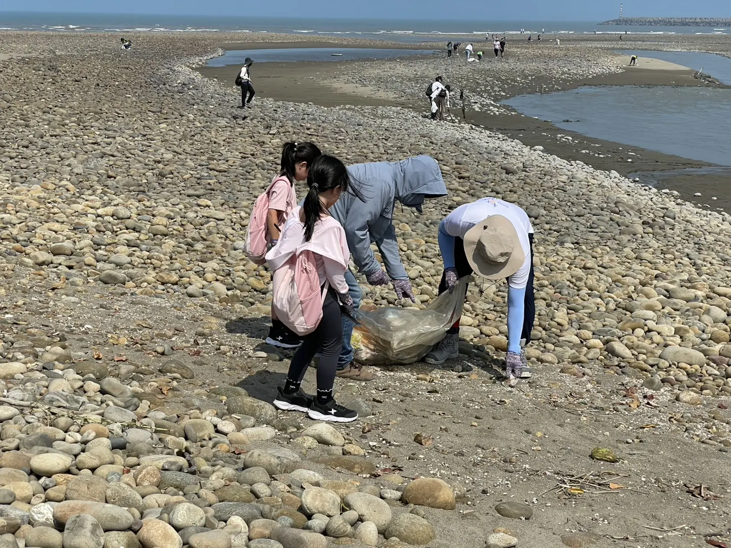 近千人響應淨灘 中市環保局推動「煙蒂不落地 減塑好生活」 6 %E4%B8%80%E5%AE%B6%E4%BA%BA%E6%94%9C%E6%89%8B%E6%B7%A8%E7%81%98