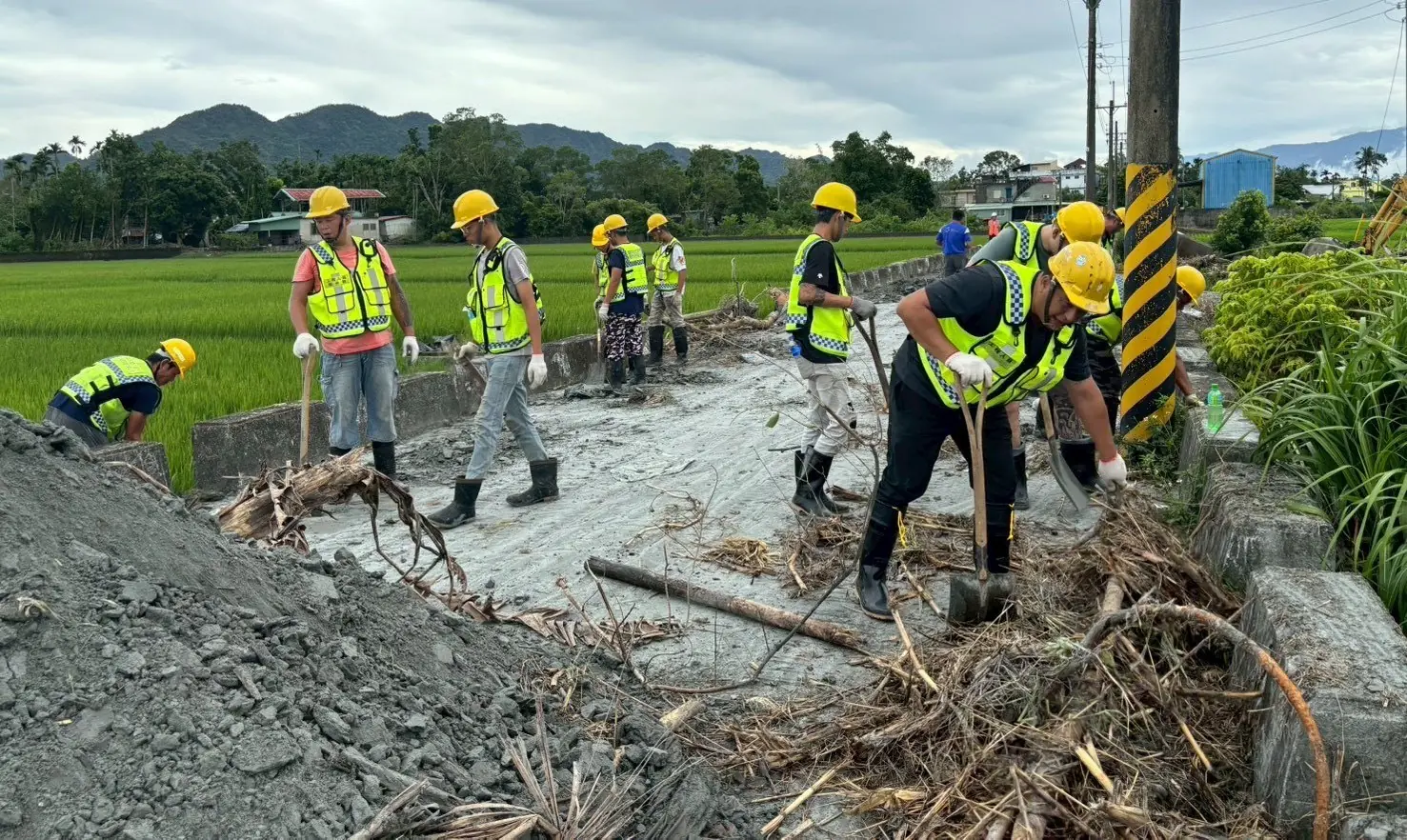 基隆馳援花蓮 12車隊22人日夜奮戰 搶通1公里以上道路 10 2131520 0