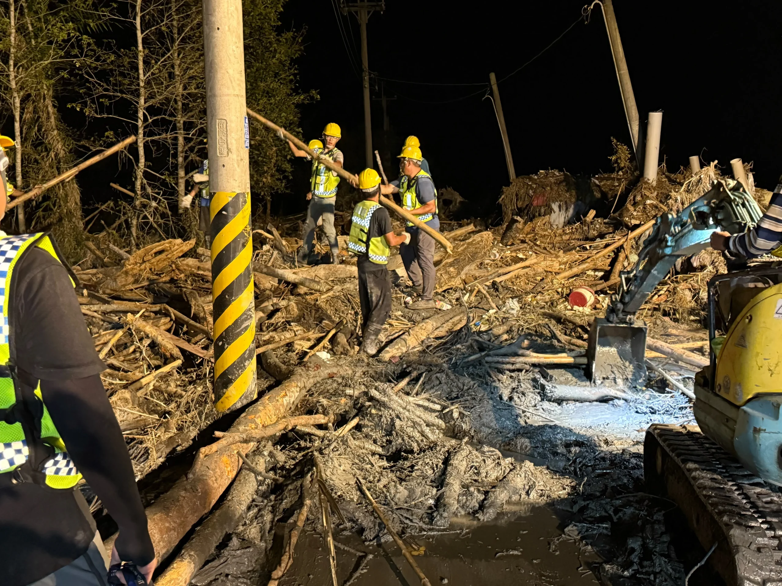 基隆馳援花蓮 12車隊22人日夜奮戰 搶通1公里以上道路 12 2131526 0 scaled