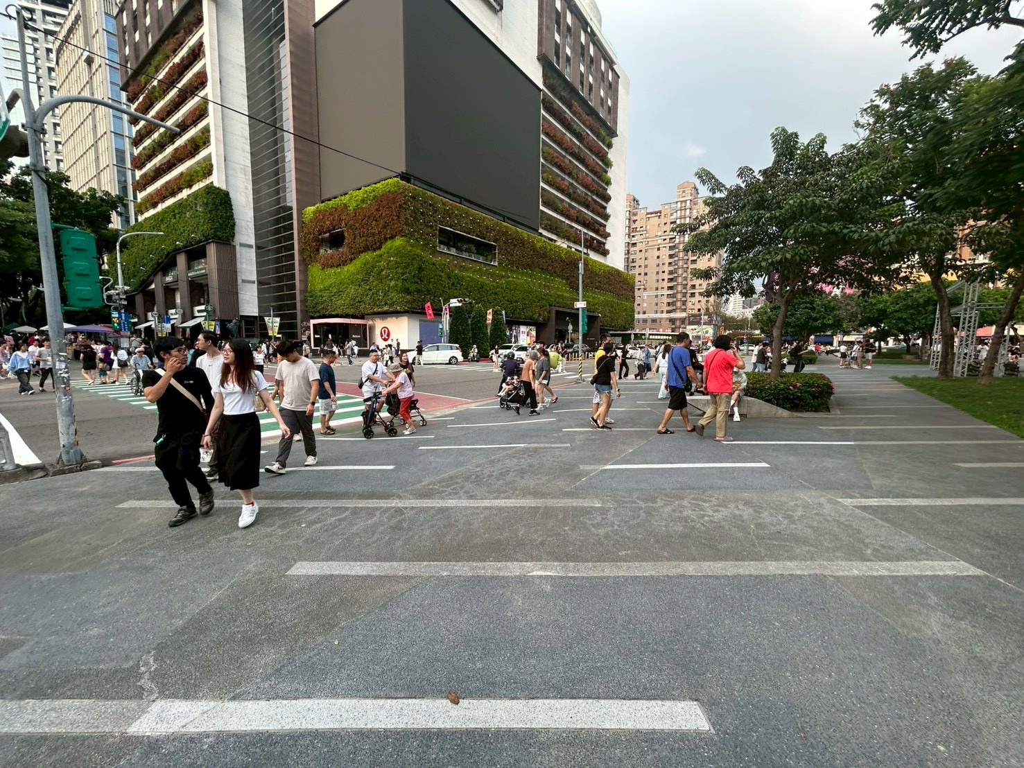 %E5%B8%82%E5%BA%9C%E5%BB%BA%E8%A8%AD%E5%B1%80%E7%A7%89%E6%8C%81 %E4%BB%A5%E4%BA%BA%E7%82%BA%E6%9C%AC %E7%90%86%E5%BF%B5%E6%8E%A8%E5%8B%95 %E5%B8%82%E6%B0%91%E5%BB%A3%E5%A0%B4%E5%84%AA%E5%8C%96%E5%B7%A5%E7%A8%8B %E7%9B%AE%E5%89%8D%E5%B7%B2%E5%8D%B3%E5%B0%87%E5%AE%8C%E5%B7%A5