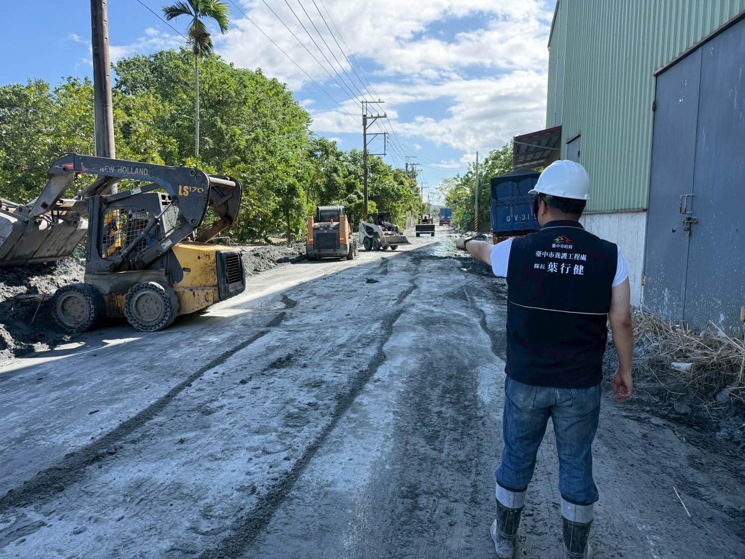 曙光初現! 中市建設局持續馳援花蓮 清淤搶通助災區重現希望 4 %E9%81%8B%E7%94%A8%E9%87%8D%E6%A9%9F%E5%85%B7%E6%B8%85%E5%87%BA%E9%80%9A%E8%A1%8C%E9%81%93%E8%B7%AF %E8%AE%93%E6%95%91%E6%8F%B4%E8%88%87%E5%B1%85%E6%B0%91%E8%BF%94%E5%AE%B6%E6%9B%B4%E9%A0%86%E6%9A%A2