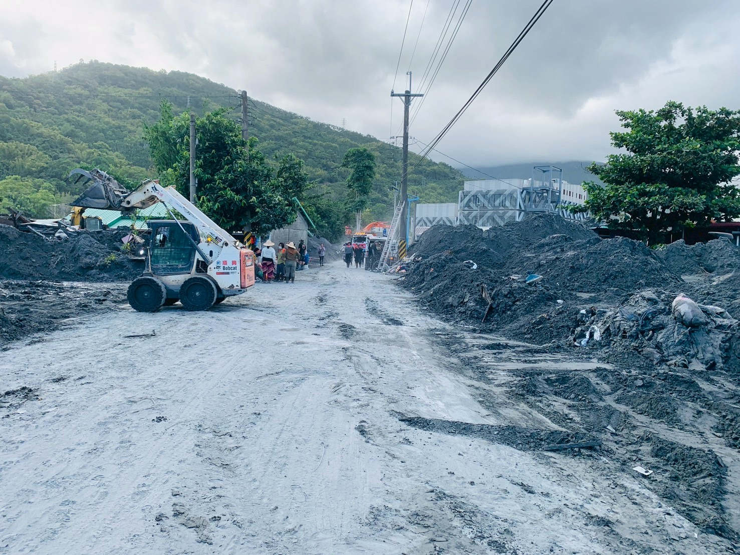 曙光初現! 中市建設局持續馳援花蓮 清淤搶通助災區重現希望 5 %E6%AD%A6%E6%98%8C%E8%A1%97%E8%B7%AF%E9%82%8A%E6%B7%A4%E6%B3%A5%E6%B8%85%E7%90%86