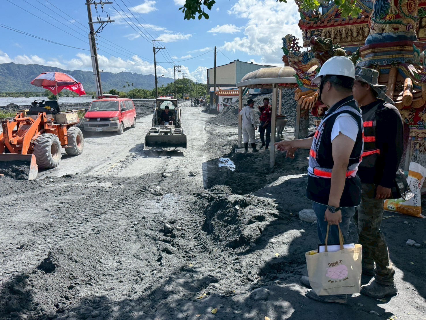 曙光初現! 中市建設局持續馳援花蓮 清淤搶通助災區重現希望 6 %E5%8D%94%E5%8A%A9%E4%BD%9B%E7%A5%96%E8%A1%97%E9%81%93%E8%B7%AF%E6%B8%85%E7%90%86