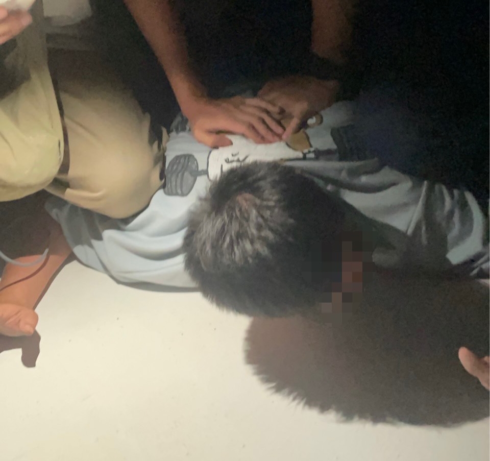 通緝犯駕車拒檢 警開9槍仍被逃5小時後逮人 4 警方壓制逮捕藍男。警方提供