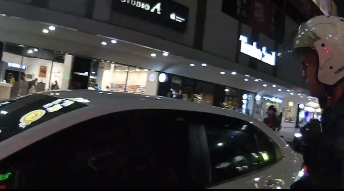 通緝犯駕車拒檢 警開9槍仍被逃5小時後逮人 5 白色自小客拒檢逃逸。警方提供