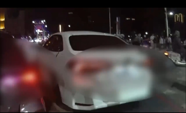 通緝犯駕車拒檢 警開9槍仍被逃5小時後逮人 6 白色自小客拒檢逃逸。警方提供