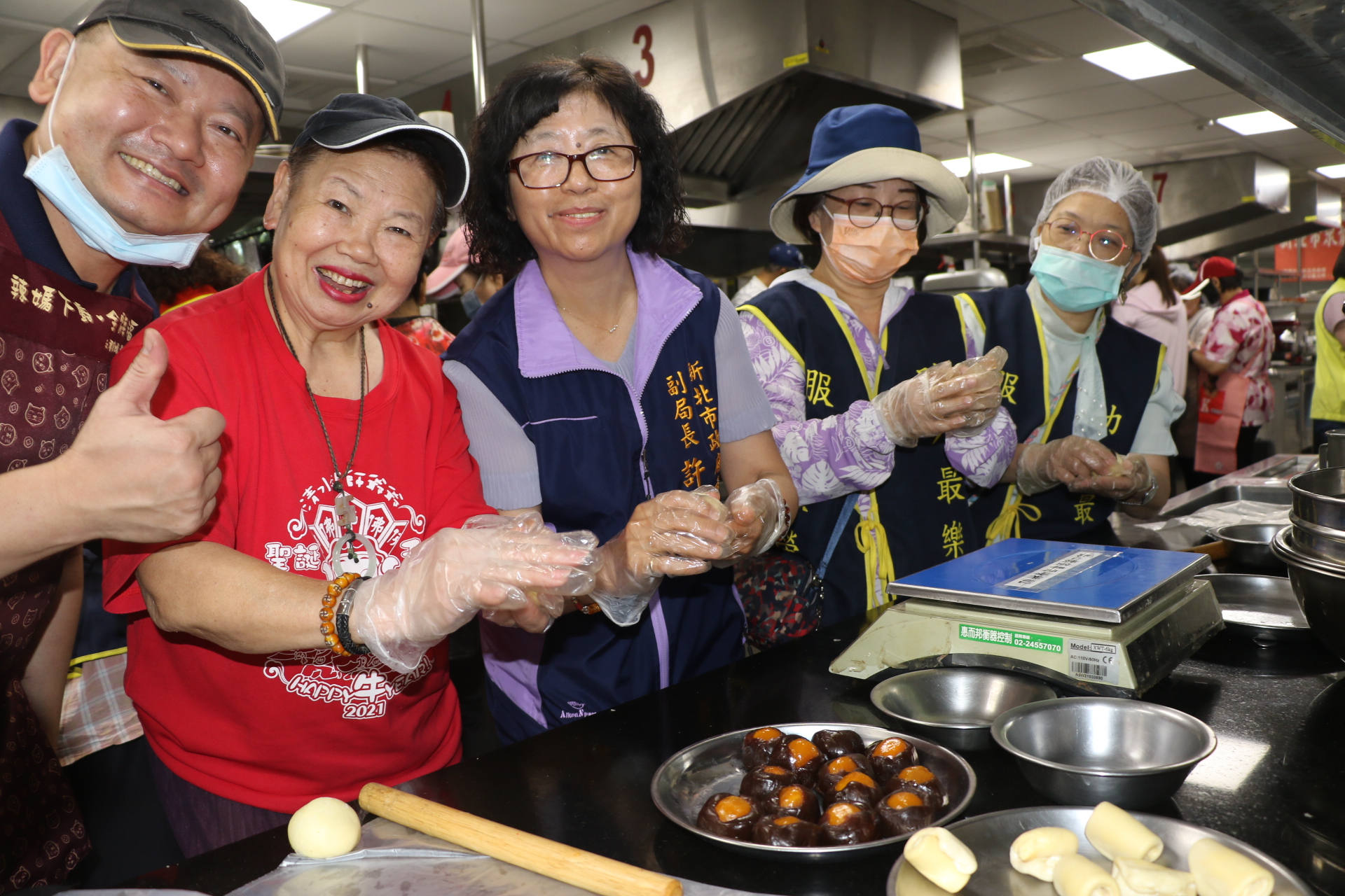 %E7%A4%BE%E6%9C%83%E5%B1%80%E5%89%AF%E5%B1%80%E9%95%B7%E8%A8%B1%E7%A7%80%E8%83%BD%E4%B8%AD%E8%88%87%E5%BF%97%E5%B7%A5%E4%B8%80%E8%B5%B7%E5%8C%85%E6%A3%97%E6%B3%A5%E9%A4%A1%E5%92%8C%E8%9B%8B%E9%BB%83