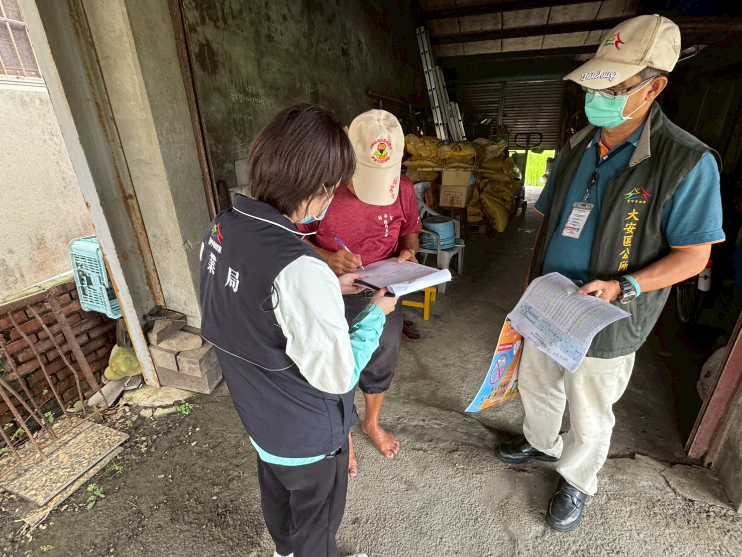 防範非洲豬瘟 中市府中秋加強防疫 呼籲市民保護台灣豬勿中「餡」阱 4 %E8%BE%B2%E6%A5%AD%E5%B1%80%E7%A8%BD%E6%9F%A5%E9%A4%8A%E8%B1%AC%E5%A0%B4%E4%B8%A6%E5%AE%A3%E5%B0%8E%E9%9D%9E%E6%B4%B2%E8%B1%AC%E7%98%9F%E7%9B%B8%E9%97%9C%E8%A6%8F%E5%AE%9A 0 0