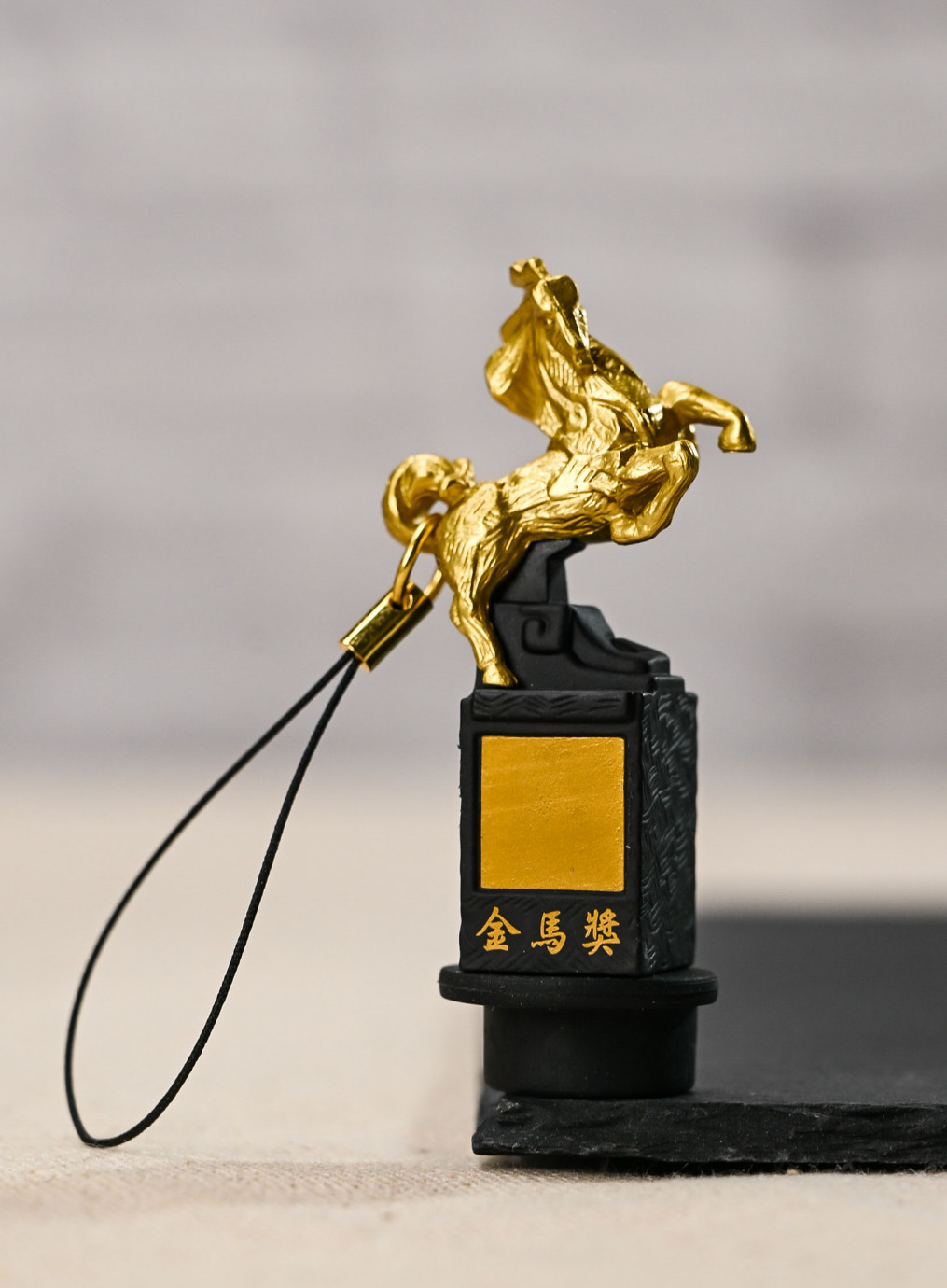 全家便利商店Let's Café 獎座造型杯塞吊飾