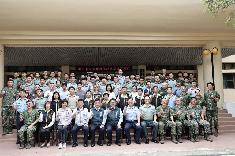 中秋慰勞國軍 黃偉哲贈慰勞金與農特產感謝官兵辛勞付出 4 20251001132521 95c49c6e