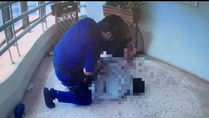 警方強力壓制黃男逮捕送辦。翻攝畫面