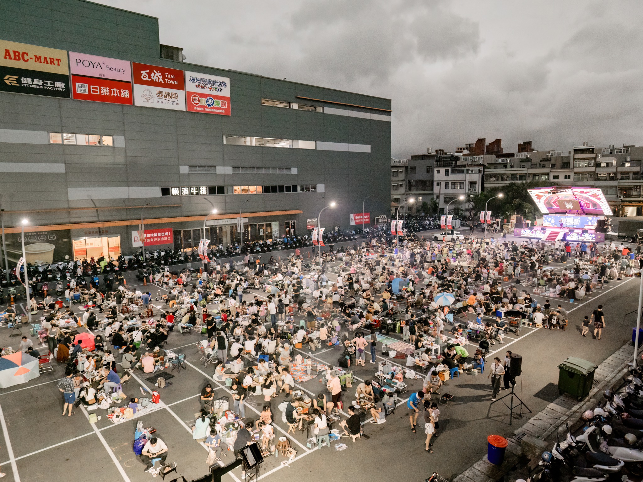 %E9%80%A3%E7%BA%8C%E5%9B%9B%E5%B9%B4%E5%90%B8%E5%BC%95%E5%8D%83%E4%BA%BA%E5%A0%B1%E5%90%8D%E7%9A%84%E5%A4%AF%E7%BF%BB%E6%B9%B3%E9%9B%85%E4%B8%AD%E7%A7%8B%E7%83%A4%E8%82%89%E6%B4%BE%E5%B0%8D104%E5%85%AD%E5%B0%87%E6%96%BC%E5%A4%A7%E9%AD%AF%E9%96%A3%E6%B9%B3%E9%9B%85%E5%BB%A3%E5%A0%B4%E8%88%87%E5%A4%A7%E5%85%A8%E8%81%AF%E6%B9%B3%E9%9B%85%E5%BA%97%E6%88%B6%E5%A4%96%E5%81%9C%E8%BB%8A%E5%A0%B4%E8%88%89%E8%A1%8C