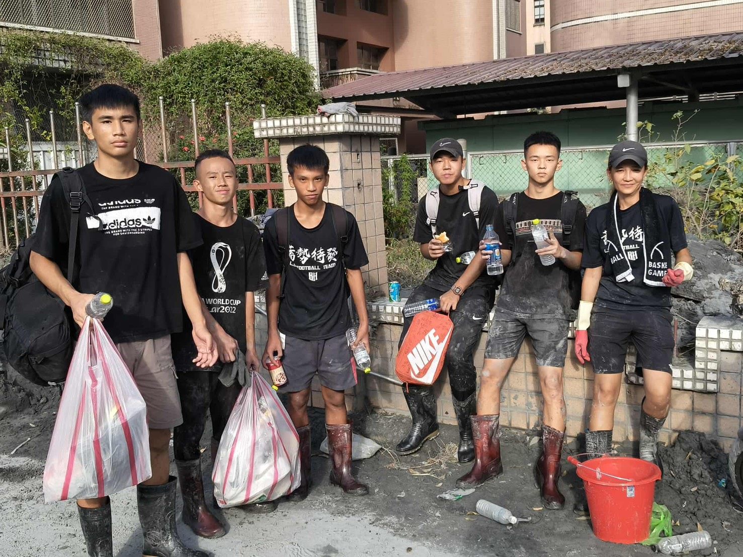 暖心!復興高中足球小將 自費馳援花蓮助災民清家園 4 b824b79c 37e8 41cd a199 0266ecaa92f3