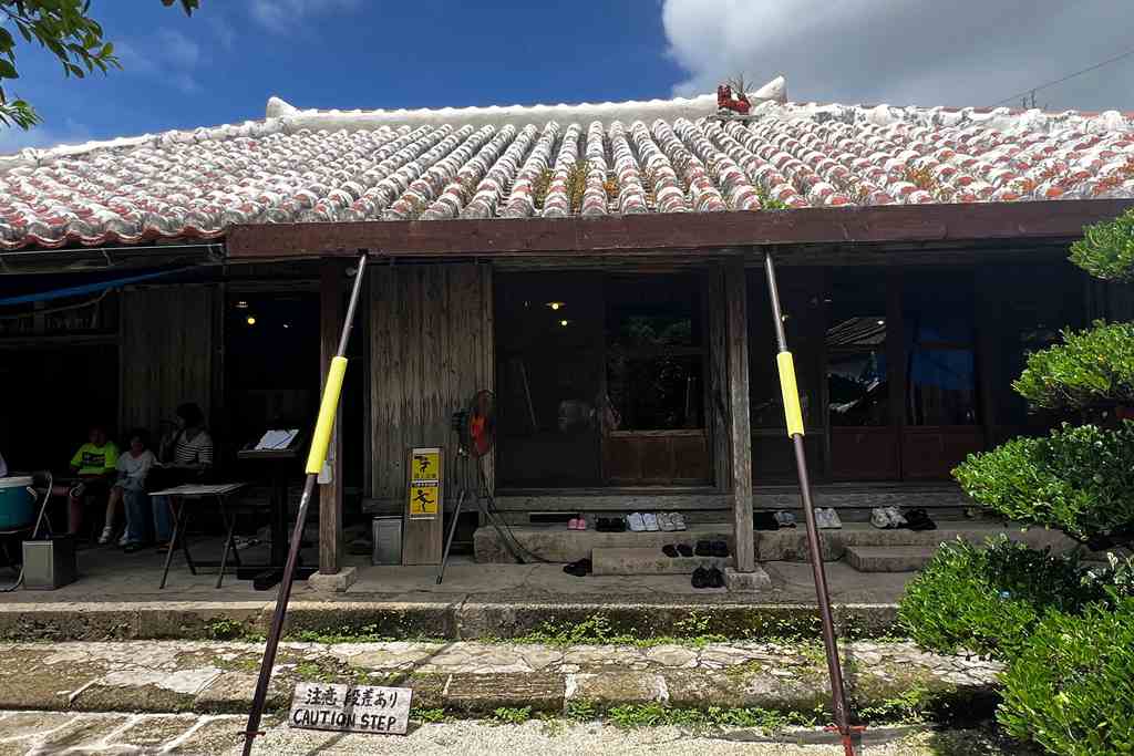 彭大家族癮食篇2》明明叫蕎麥麵卻不含蕎麥?10月17日沖繩蕎麥麵日揭開一碗麵的文化堅持 2 %E5%9D%90%E8%90%BD%E5%9C%A8%E5%8F%A4%E5%AE%85%E4%B8%AD%E7%9A%84%E4%BA%BA%E6%B0%A3%E5%B0%8F%E5%BA%97