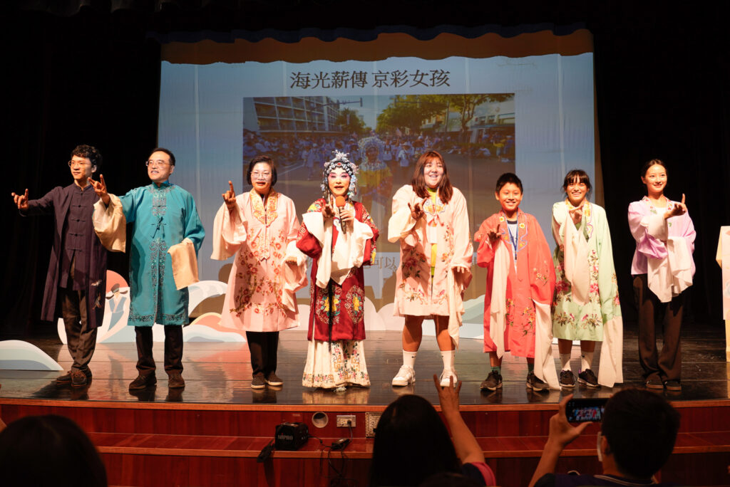 水袖翻飛、女史走讀、體驗當京劇演員 「新北女孩日」驚喜不斷 1 %E6%B4%BB%E5%8B%95%E7%8F%BE%E5%A0%B4%E9%82%80%E8%AB%8B%E5%8F%83%E8%88%87%E8%80%85%E8%A6%AA%E8%BA%AB%E9%AB%94%E9%A9%97%E4%BA%AC%E5%8A%87%E6%9C%8D%E9%A3%BE%E3%80%81%E5%94%B1%E8%85%94%E8%88%87%E6%89%8B%E5%8B%A2