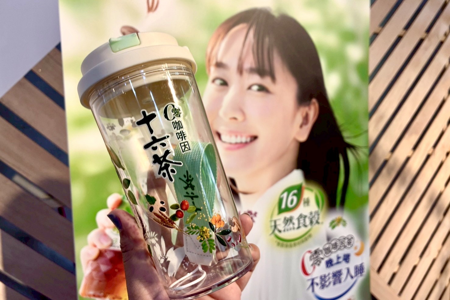 - 報新聞 Mega News %E9%9B%A2%E9%96%8B%E5%89%8D%E5%8D%83%E8%90%AC%E5%88%A5%E9%8C%AF%E9%81%8E%E8%88%87%E5%8D%81%E5%85%AD%E8%8C%B6%E4%BB%A3%E8%A8%80%E4%BA%BA%E5%9C%8B%E6%B0%91%E8%80%81%E5%A9%86%E6%96%B0%E5%9E%A3%E7%B5%90%E8%A1%A3%E7%9A%84%E7%99%82%E7%99%92%E5%90%88%E5%BD%B1%E7%89%86%E4%B8%A6%E5%9C%A8%E7%A4%BE%E7%BE%A4%E6%9B%AC%E5%87%BA%E4%BD%A0%E5%80%91%E7%9A%84%E8%BF%91%E8%B7%9D%E9%9B%A2%E5%90%8C%E6%A1%86%E7%85%A7%E5%9C%96%E5%8F%B0%E7%81%A3%E6%9C%9D%E6%97%A5%E9%A3%B2%E6%96%99%E6%8F%90%E4%BE%9B