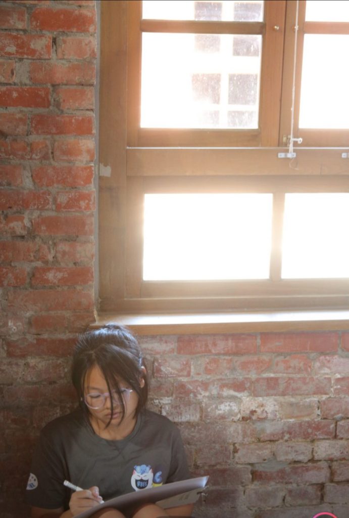 82%E6%AD%B2%E6%B0%B8%E9%81%A0%E7%9A%84%E9%A4%A8%E9%95%B7 %E9%BB%83%E5%85%89%E7%94%B700007 691x1024 1