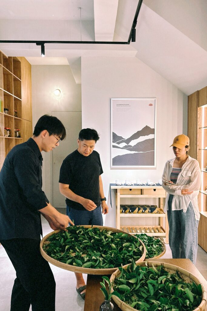 %E6%9C%89%E7%A8%AE%E8%8C%B6%E6%AF%8F%E5%80%8B%E9%80%B1%E6%9C%AB%E5%B0%87%E9%82%80%E8%AB%8B%E5%9D%AA%E6%9E%97%E8%8C%B6%E9%9D%92%E8%BE%B2%E9%A7%90%E5%BA%97%E6%93%94%E4%BB%BB%E3%80%8C%E4%B8%80%E6%97%A5%E5%BA%97%E9%95%B7%E3%80%8D%EF%BC%8C%E5%B8%B6%E4%BE%86%E5%A4%9A%E6%A8%A3%E5%8C%96%E7%9A%84%E9%AB%94%E9%A9%97%E6%B4%BB%E5%8B%95