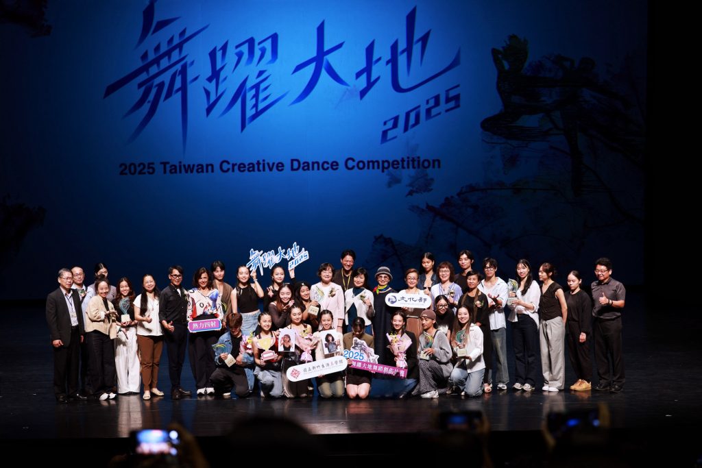 %E6%96%87%E5%8C%96%E9%83%A8%E5%B8%B8%E5%8B%99%E6%AC%A1%E9%95%B7%E5%BE%90%E5%AE%9C%E5%90%9B%E8%88%87%E6%9C%83%E8%B2%B4%E8%B3%93%E5%8F%8A2025%E8%88%9E%E8%BA%8D%E5%A4%A7%E5%9C%B0%E6%89%80%E6%9C%89%E5%BE%97%E7%8D%8E%E8%80%85%E5%90%88%E5%BD%B1 1024x683 1