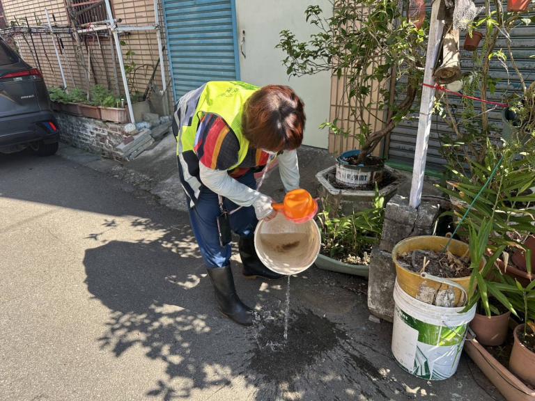 桃園環保局「雙防線」全面圍堵登革熱疫情 落實「巡、倒、清、刷」 2 20251007183025 669227fb