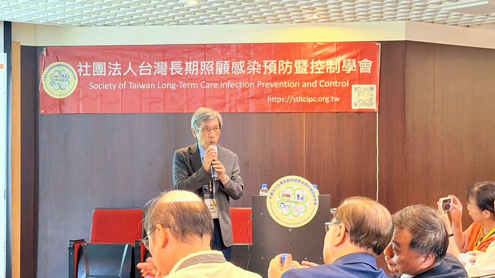 羅東博愛醫院盧進德副執行長在活動中分享流感新冠肺鍊疫苗的解析強調疫苗接種_0 - 報新聞 Mega News %E7%BE%85%E6%9D%B1%E5%8D%9A%E6%84%9B%E9%86%AB%E9%99%A2%E7%9B%A7%E9%80%B2%E5%BE%B7%E5%89%AF%E5%9F%B7%E8%A1%8C%E9%95%B7%E5%9C%A8%E6%B4%BB%E5%8B%95%E4%B8%AD%E5%88%86%E4%BA%AB%E6%B5%81%E6%84%9F%E6%96%B0%E5%86%A0%E8%82%BA%E9%8D%8A%E7%96%AB%E8%8B%97%E7%9A%84%E8%A7%A3%E6%9E%90%E5%BC%B7%E8%AA%BF%E7%96%AB%E8%8B%97%E6%8E%A5%E7%A8%AE 0