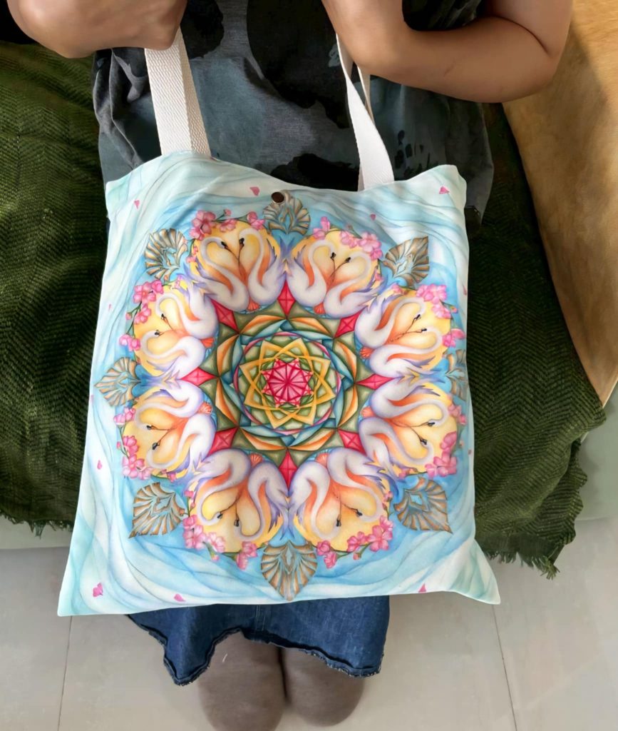 丁梓筠文創背袋 - 報新聞 Mega News %E4%B8%81%E6%A2%93%E7%AD%A0%E6%96%87%E5%89%B5%E8%83%8C%E8%A2%8B 867x1024 1