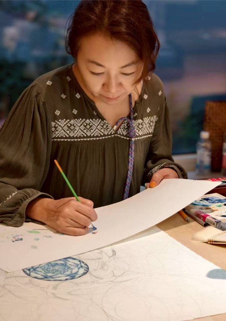 丁梓筠作畫中 - 報新聞 Mega News %E4%B8%81%E6%A2%93%E7%AD%A0%E4%BD%9C%E7%95%AB%E4%B8%AD 722x1024 1