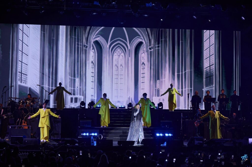 《未來式Our Story》紐約加班歌〈直覺〉遞麥男粉掀破音意外《屬於》九冠王氣勢橫掃 開唱首週即奪全球50冠 銷量破五萬張 6 %E4%B8%8B%E5%8D%883.16 2025 10 8%E7%9A%84%E5%BD%B1%E5%83%8F 1