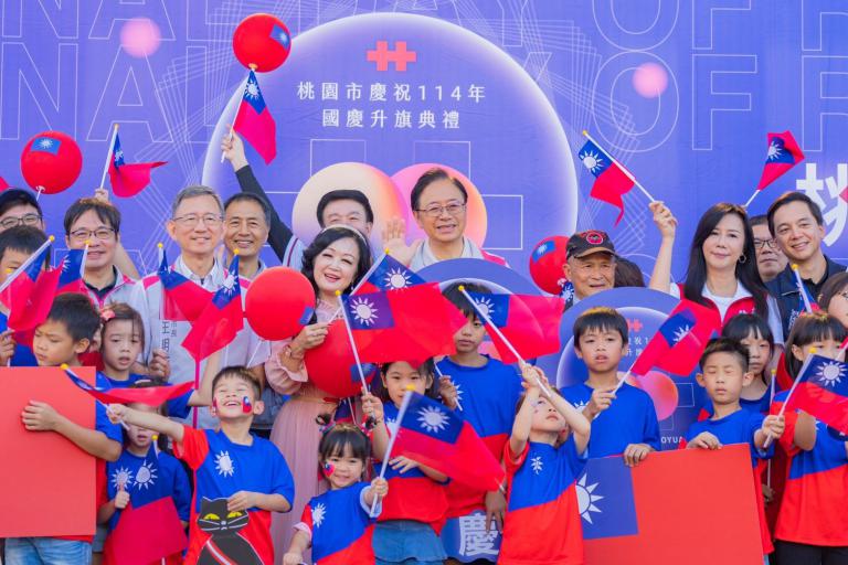 桃園國慶升旗首度移師親子公園 張善政:全民團結共創永續未來 4 20251010162712 c4ba3dc7
