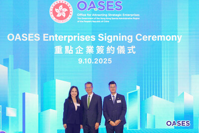 羅氏大藥廠香港有限公司港澳總經理何艾媚女士(左)與羅氏診斷(香港)有限公司總經理羅子賢先生(右)出席重點企業簽約儀式,並與財政司司長陳茂波先生(中)合照。相片來源:OASES 羅氏大藥廠香港有限公司港澳總經理何艾媚女士(左)與羅氏診斷(香港)有限公司總經理羅子賢先生(右)出席重點企業簽約儀式,並與財政司司長陳茂波先生(中)合照。相片來源:OASES