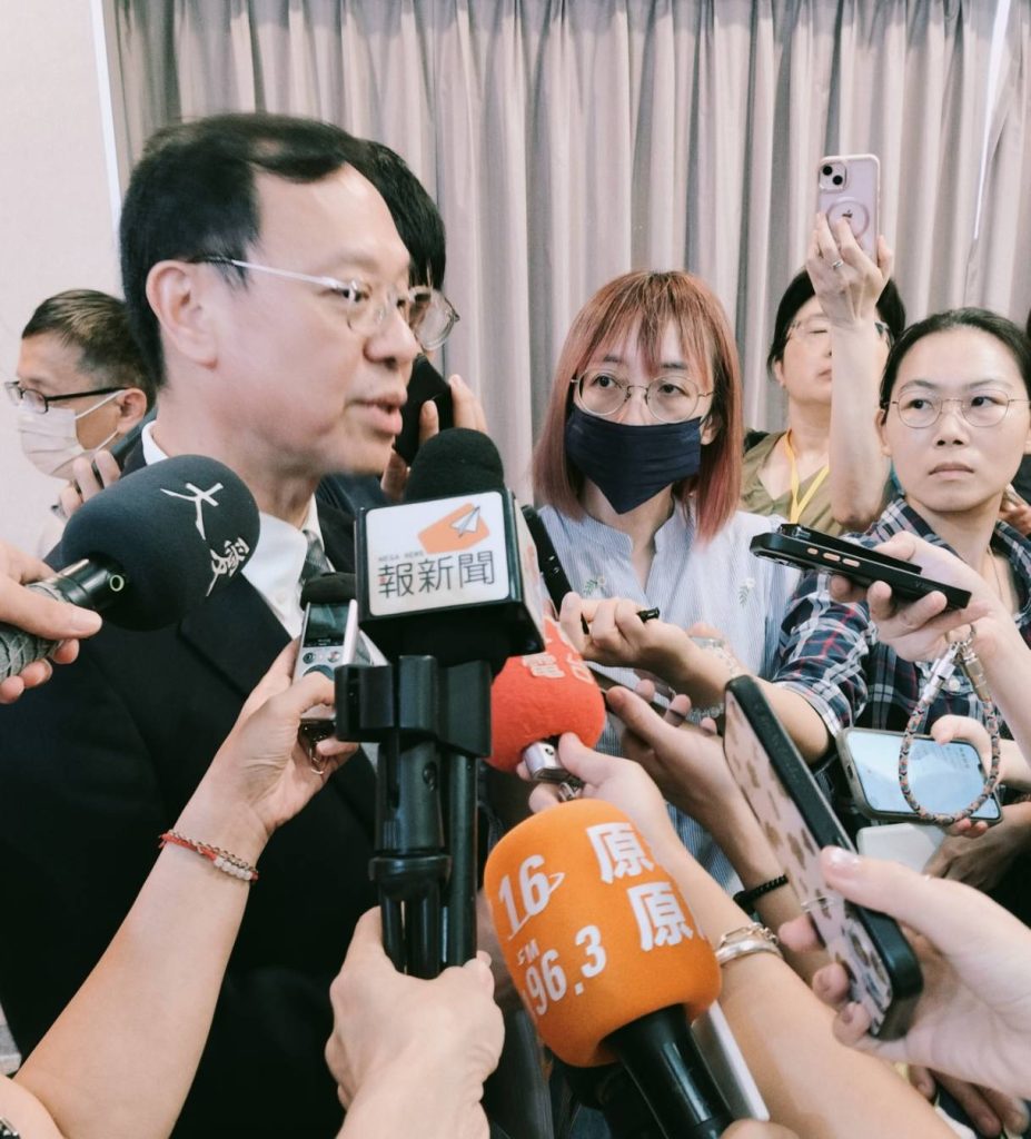 703536 - 報新聞 Mega News 703536 927x1024 1