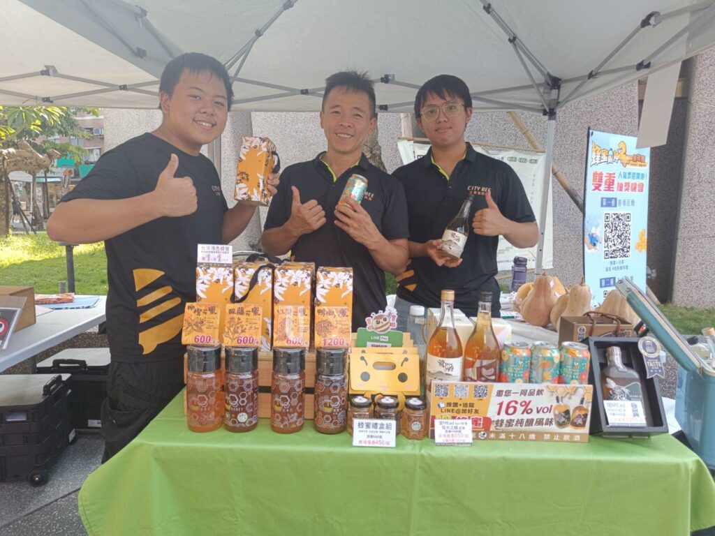 %E6%96%B0%E5%8C%97%E9%9D%92%E8%BE%B2%E9%99%B3%E6%9F%8F%E6%89%BF%EF%BC%88%E4%B8%AD%EF%BC%89%E9%96%8B%E7%99%BC%E5%90%84%E5%BC%8F%E8%9C%82%E8%9C%9C%E7%94%A2%E5%93%81%EF%BC%8C%E4%B8%A6%E8%BE%A6%E7%90%86%E8%9C%82%E8%9C%9C%E9%A3%9F%E8%BE%B2%E9%AB%94%E9%A9%97%E6%B4%BB%E5%8B%95%E6%8E%A8%E5%BB%A3%E6%96%B0%E5%8C%97%E5%84%AA%E8%B3%AA%E8%9C%82%E8%9C%9C