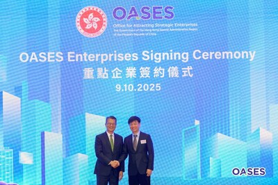 重點企業簽約儀式現場 (左一:香港特別行政區財政司司長陳茂波;左二:明略科技創始人、CEO兼CTO吳明輝) 重點企業簽約儀式現場 (左一:香港特別行政區財政司司長陳茂波;左二:明略科技創始人、CEO兼CTO吳明輝)