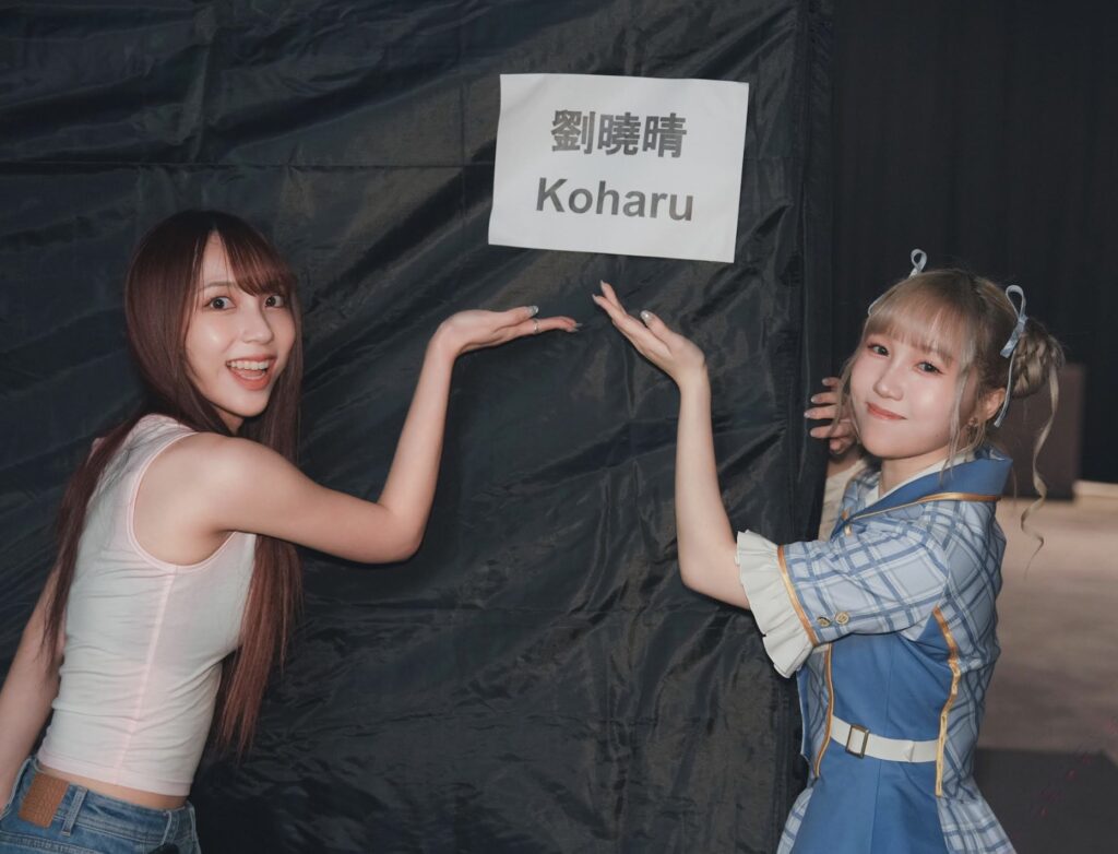 劉曉晴與AKB48小栗有以 雙C位〈Heavy Rotation〉掀全場高潮 8 %E4%B8%8B%E5%8D%883.38 2025 10 13%E7%9A%84%E5%BD%B1%E5%83%8F