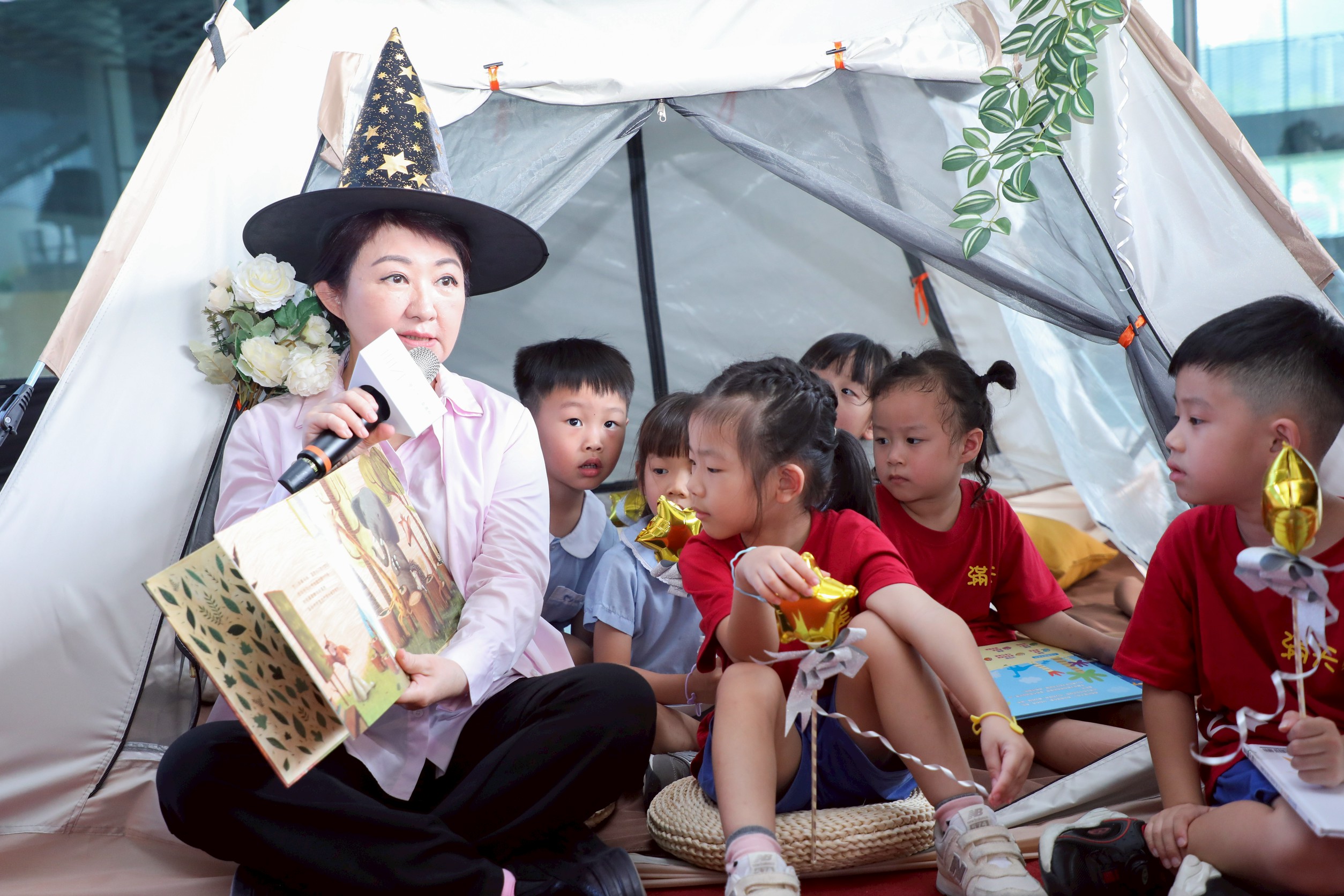 台中綠美圖館化身奇幻魔法世界 ? 「夜宿」迎接前所未有文化大冒險 8 %E7%9B%A7%E5%B8%82%E9%95%B7%E8%A6%AA%E8%87%AA%E7%82%BA%E5%B0%8F%E6%9C%8B%E5%8F%8B%E6%9C%97%E8%AE%80%E6%95%85%E4%BA%8B%E6%9B%B8