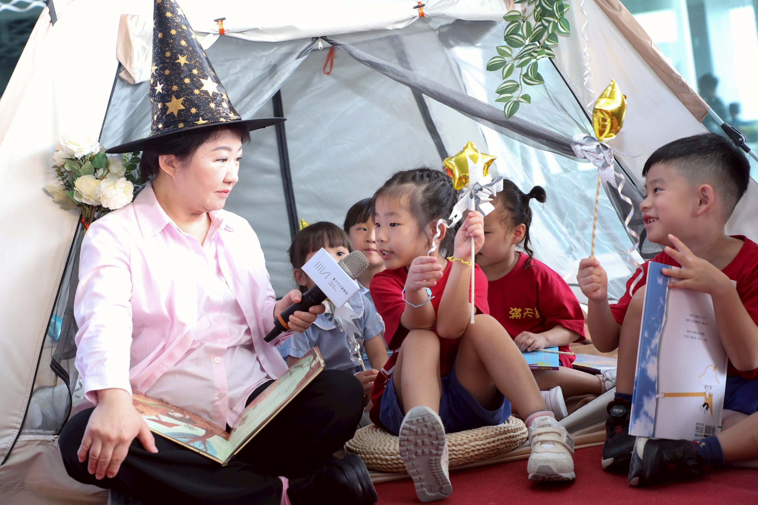 台中綠美圖館化身奇幻魔法世界 ? 「夜宿」迎接前所未有文化大冒險 9 %E7%9B%A7%E5%B8%82%E9%95%B7%E8%A6%AA%E8%87%AA%E7%82%BA%E5%B0%8F%E6%9C%8B%E5%8F%8B%E6%9C%97%E8%AE%80%E6%95%85%E4%BA%8B%E6%9B%B8 2