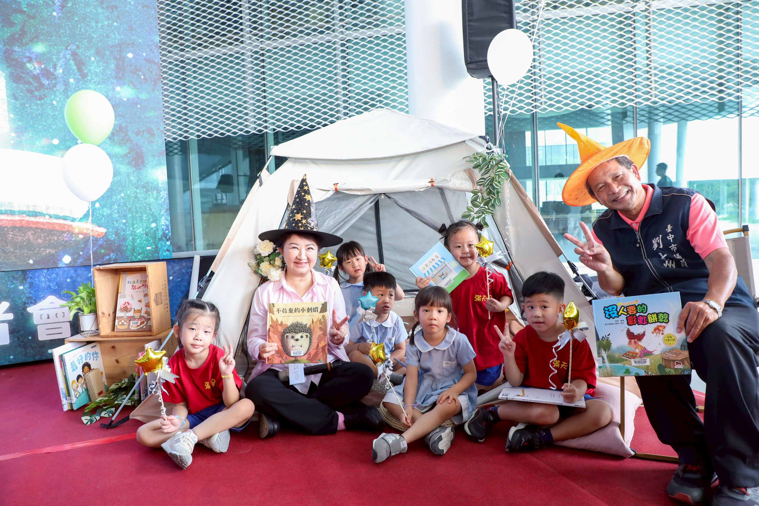 台中綠美圖館化身奇幻魔法世界 ? 「夜宿」迎接前所未有文化大冒險 12 %E7%9B%A7%E5%B8%82%E9%95%B7%E8%A6%AA%E8%87%AA%E7%82%BA%E5%B0%8F%E6%9C%8B%E5%8F%8B%E6%9C%97%E8%AE%80%E6%95%85%E4%BA%8B%E6%9B%B8 3