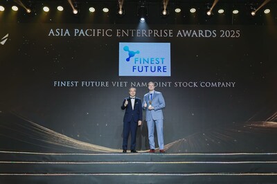 芬蘭未來教育（Finest Future）執行長 Tuomas Aleksi Tiilikainen 先生於 2025 年亞太傑出企業獎（APEA）典禮上領取「企業躍進獎」（PRNewsfoto／Finest Future Vietnam Joint Stock Company）
