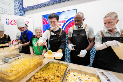 義工們周五在澳門扶康會寶翠中心舉行的公益周第三場社區活動──暖心午餐社區分享活動中,為社區弱勢社群分發午餐。 義工們周五在澳門扶康會寶翠中心舉行的公益周第三場社區活動──暖心午餐社區分享活動中,為社區弱勢社群分發午餐。