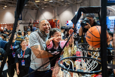 結合各項運動主題遊戲及精彩表演的籃球社區嘉年華周六在澳門威尼斯人內的NBA House舉行。 結合各項運動主題遊戲及精彩表演的籃球社區嘉年華周六在澳門威尼斯人內的NBA House舉行。