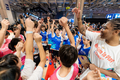 一眾青少年參與周日在澳門威尼斯人內的NBA House舉行的公益周壓軸活動──「女生主場」籃球交流活動。 一眾青少年參與周日在澳門威尼斯人內的NBA House舉行的公益周壓軸活動──「女生主場」籃球交流活動。