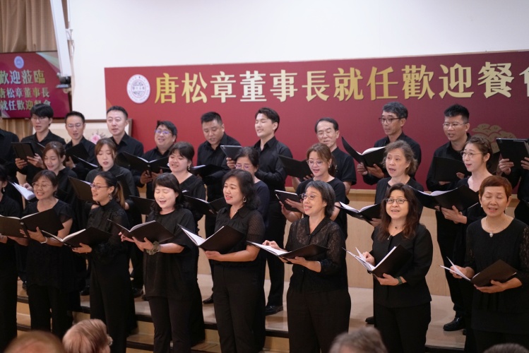 %E5%9C%96%E5%85%AD%E6%9D%B1%E5%90%B3%E6%A0%A1%E5%8F%8B%E5%90%88%E5%94%B1%E5%9C%98%E7%82%BA%E5%94%90%E6%9D%BE%E7%AB%A0%E8%91%A3%E4%BA%8B%E9%95%B7%E7%8D%BB%E5%94%B1%E5%BF%83%E4%B8%AD%E7%9A%84%E6%A1%83%E8%8A%B1%E6%BA%90%E8%88%87%E6%A0%A1%E6%AD%8C