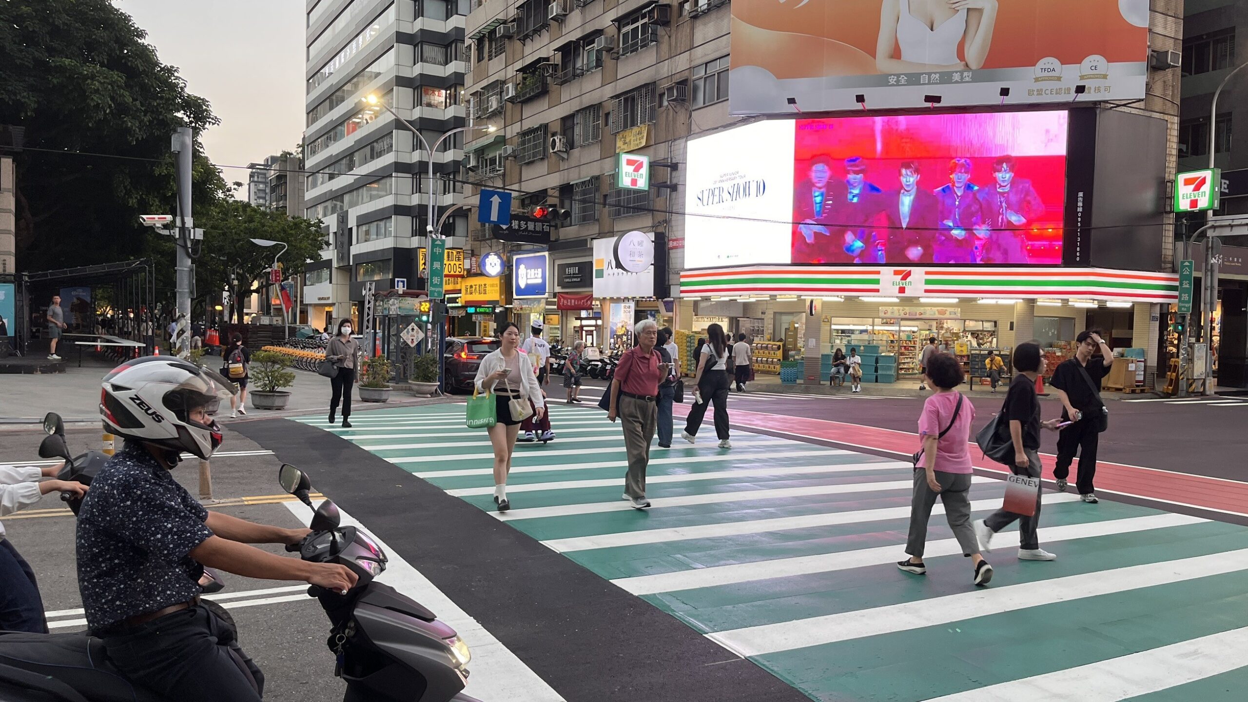 %E5%B8%82%E6%B0%91%E5%BB%A3%E5%A0%B4%E5%91%A8%E9%82%8A%E5%B0%96%E5%B3%B0%E6%99%82%E9%96%93%E4%BA%BA%E8%BB%8A%E6%B5%81%E9%AB%98 %E9%96%8B%E8%BB%8A%E6%B0%91%E7%9C%BE%E5%8F%AF%E5%81%9C%E6%94%BE%E9%84%B0%E8%BF%91%E5%81%9C%E8%BB%8A%E5%A0%B4%E5%BE%8C%E5%86%8D%E6%AD%A5%E8%A1%8C%E5%89%8D%E5%BE%80%E6%9C%83%E5%A0%B4 scaled