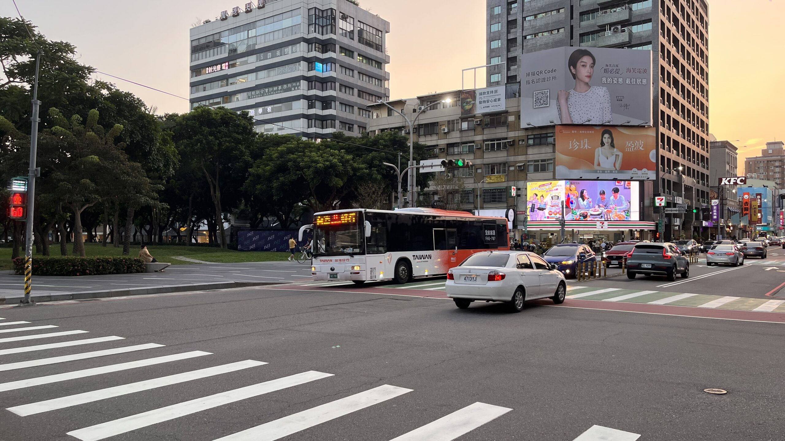 交通優先的「台中爵士音樂節」 4 %E5%B8%82%E6%B0%91%E5%BB%A3%E5%A0%B4%E5%91%A8%E9%82%8A%E6%9C%89%E5%A4%9A%E6%A2%9D%E5%85%AC%E8%BB%8A%E8%B7%AF%E7%B7%9A%E8%A1%8C%E7%B6%93 1 scaled