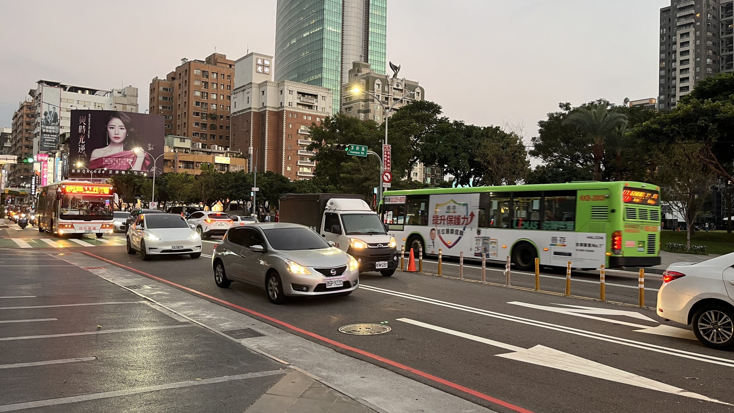 交通優先的「台中爵士音樂節」 5 %E5%B8%82%E6%B0%91%E5%BB%A3%E9%95%B7%E5%91%A8%E9%82%8A%E4%BA%A4%E9%80%9A%E7%B9%81%E5%BF%99 %E4%B9%9F%E6%9C%89%E5%A4%9A%E6%A2%9D%E5%85%AC%E8%BB%8A%E8%B7%AF%E7%B7%9A%E8%A1%8C%E7%B6%93 %E6%AD%A1%E8%BF%8E%E6%B0%91%E7%9C%BE%E5%A4%9A%E5%8A%A0%E5%88%A9%E7%94%A8 1 scaled