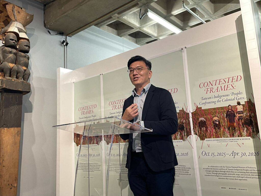 %E9%80%8F%E9%81%8E%E5%BD%B1%E5%83%8F %E8%AE%93%E8%87%BA%E7%81%A3%E8%88%87%E7%BE%8E%E5%9C%8B%E5%B1%95%E9%96%8B%E5%B0%8D%E8%A9%B1 %E5%8F%B2%E5%89%8D%E9%A4%A8%E3%80%8C%E6%A1%86%E8%A3%A1%E8%88%87%E6%A1%86%E5%A4%96%E2%80%94%E5%BD%B1%E5%83%8F%E8%A3%A1%E7%9A%84%E6%88%91%E5%80%91%EF%BC%8C%E5%BD%B1%E5%83%8F%E5%A4%96%E7%9A%84%E7%9B%AE%E5%85%89%E3%80%8D%E8%87%BA%E7%81%A3%E5%8E%9F%E4%BD%8F%E6%B0%91%E5%BD%B1%E5%83%8F%E5%9C%8B%E9%9A%9B%E5%B7%A1%E8%BF%B4%E5%B1%95%E6%96%BC%E7%BE%8E%E5%9C%8B%E8%B3%93%E5%B7%9E%E5%A4%A9%E6%99%AE%E5%A4%A7%E5%AD%B8%E9%96%8B%E5%B9%95