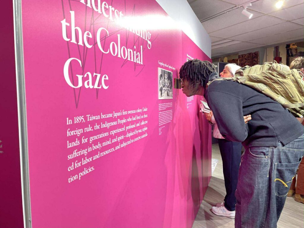 %E9%80%8F%E9%81%8E%E5%BD%B1%E5%83%8F %E8%AE%93%E8%87%BA%E7%81%A3%E8%88%87%E7%BE%8E%E5%9C%8B%E5%B1%95%E9%96%8B%E5%B0%8D%E8%A9%B1 %E5%8F%B2%E5%89%8D%E9%A4%A8%E3%80%8C%E6%A1%86%E8%A3%A1%E8%88%87%E6%A1%86%E5%A4%96%E2%80%94%E5%BD%B1%E5%83%8F%E8%A3%A1%E7%9A%84%E6%88%91%E5%80%91%EF%BC%8C%E5%BD%B1%E5%83%8F%E5%A4%96%E7%9A%84%E7%9B%AE%E5%85%89%E3%80%8D%E8%87%BA%E7%81%A3%E5%8E%9F%E4%BD%8F%E6%B0%91%E5%BD%B1%E5%83%8F%E5%9C%8B%E9%9A%9B%E5%B7%A1%E8%BF%B4%E5%B1%95%E6%96%BC%E7%BE%8E%E5%9C%8B%E8%B3%93%E5%B7%9E%E5%A4%A9%E6%99%AE%E5%A4%A7%E5%AD%B8%E9%96%8B%E5%B9%95 1