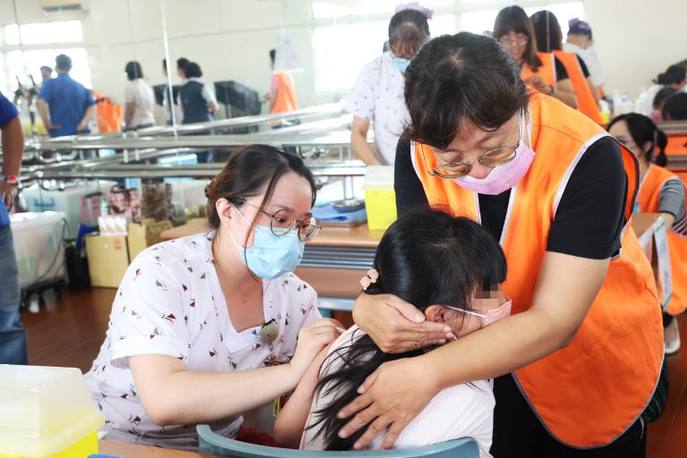 校園疫苗開打! 志工媽媽幫大忙~ 4 20251017010139 7610de12